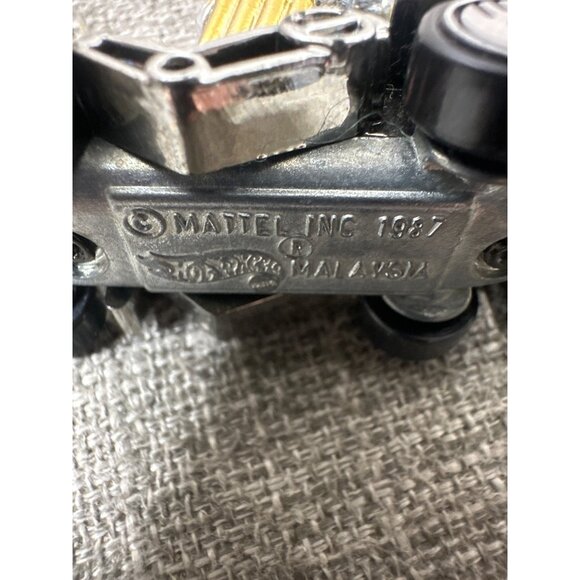 Hot Wheels 1987 Silver Dragon Car With Gold Details & Black Wheels - Picture 6 of 6